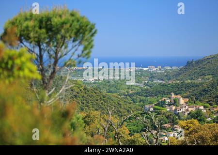 Blick von oben über Auribeau sur Siagne mit dem Meer im Hintergrund, Alpes Maritimes, Französische Riviera, 06, PACA Stockfoto