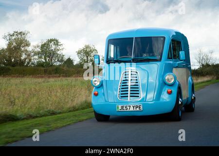 26/10/21 Morris Commercial’ Vorserienprototypen eines elektrischen je-Transporters im Entwicklungszentrum des Unternehmens in Hinton-on-the-Green, Worcestershire. F Stockfoto