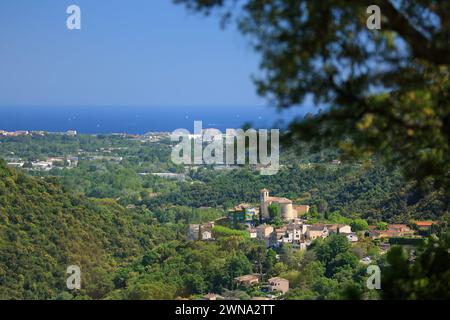 Blick von oben über Auribeau sur Siagne mit dem Meer im Hintergrund, Alpes Maritimes, Französische Riviera, 06, PACA Stockfoto