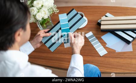 Akustikplatte. Innenarchitekt mit Holzprobe für akustische Wandpaneele. Skandinavischer Stil. Stockfoto