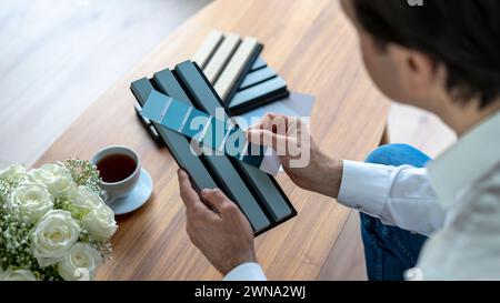 Akustikplatte. Innenarchitekt mit Holzprobe für akustische Wandpaneele. Skandinavischer Stil. Stockfoto