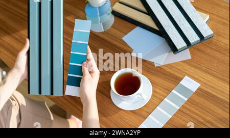 Akustikplatte. Innenarchitekt mit Holzprobe für akustische Wandpaneele. Skandinavischer Stil. Stockfoto