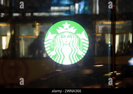 Ein Starbucks Logo am Fenster in Warschau. Stockfoto
