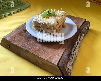 Köstlicher kalter Hühnertopf mit Kartoffelpüree und Trauben auf einem rustikalen Holzschneidebrett mit Kopierraum Stockfoto