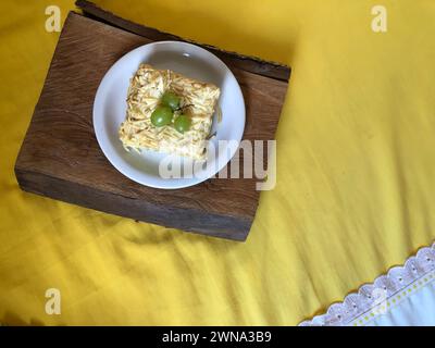 Köstlicher kalter Hühnertopf mit Kartoffelpüree und Trauben auf einem rustikalen Holzschneidebrett mit Kopierraum Stockfoto