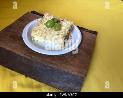 Köstlicher kalter Hühnertopf mit Kartoffelpüree und Trauben auf einem rustikalen Holzschneidebrett mit Kopierraum Stockfoto