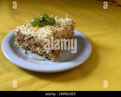 Köstlicher kalter Hühnertopf mit Kartoffelpüree und Trauben auf einem rustikalen Holzschneidebrett mit Kopierraum Stockfoto