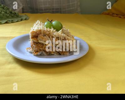 Köstlicher kalter Hühnertopf mit Kartoffelpüree und Trauben auf einem rustikalen Holzschneidebrett mit Kopierraum Stockfoto