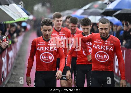 Siena, Italien. März 2024. Die Fahrer des Teams Arkea-BB Hotels werden während der Teampräsentationen vor dem eintägigen Radrennen „Strade Bianche“ von und nach Siena, Italien, am Freitag, den 1. März 2024, dargestellt. BELGA FOTO DIRK WAEM Credit: Belga News Agency/Alamy Live News Stockfoto