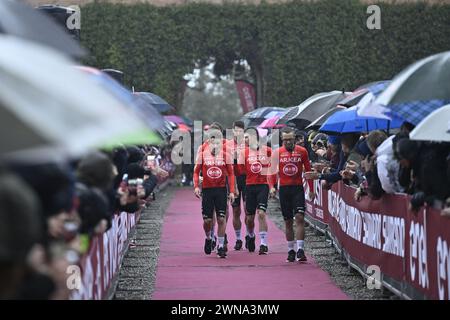 Siena, Italien. März 2024. Die Fahrer des Teams Arkea-BB Hotels werden während der Teampräsentationen vor dem eintägigen Radrennen „Strade Bianche“ von und nach Siena, Italien, am Freitag, den 1. März 2024, dargestellt. BELGA FOTO DIRK WAEM Credit: Belga News Agency/Alamy Live News Stockfoto