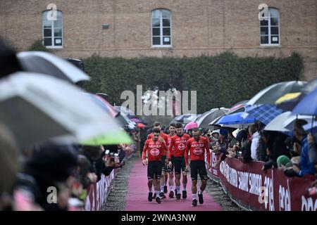 Siena, Italien. März 2024. Die Fahrer des Teams Arkea-BB Hotels werden während der Teampräsentationen vor dem eintägigen Radrennen „Strade Bianche“ von und nach Siena, Italien, am Freitag, den 1. März 2024, dargestellt. BELGA FOTO DIRK WAEM Credit: Belga News Agency/Alamy Live News Stockfoto