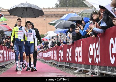 Siena, Italien. März 2024. Intermarche-Wanty-Fahrer, die während der Teampräsentationen vor dem eintägigen Radrennen „Strade Bianche“ von und nach Siena, Italien, am Freitag, den 1. März 2024, abgebildet wurden. BELGA FOTO DIRK WAEM Credit: Belga News Agency/Alamy Live News Stockfoto