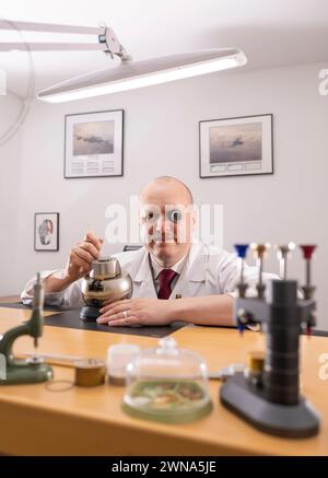 28/10/22 der Uhrenhersteller Colins Andrews fertigt in seiner Werkstatt in der Nähe von Chester eine kleine Reihe von Armbanduhren, die er „die wenigen“ nennt. Das Zifferblatt und die Zeiger von t Stockfoto