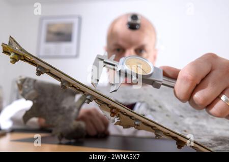 28/10/22 der Uhrenhersteller Colins Andrews fertigt in seiner Werkstatt in der Nähe von Chester eine kleine Reihe von Armbanduhren, die er „die wenigen“ nennt. Das Zifferblatt und die Zeiger von t Stockfoto