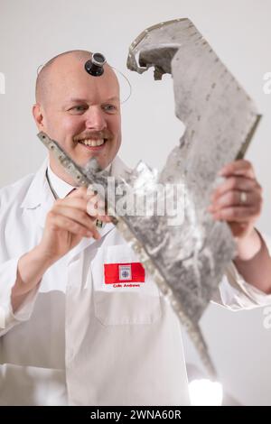 28/10/22 der Uhrenhersteller Colins Andrews fertigt in seiner Werkstatt in der Nähe von Chester eine kleine Reihe von Armbanduhren, die er „die wenigen“ nennt. Das Zifferblatt und die Zeiger von t Stockfoto