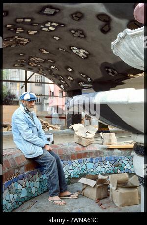 Errichtung HUNDERTWASSERHAUS - Baustellenrundgang mit Friedensreich HUNDERTWASSER 12. September 1985, Wohnhausanlage Ökohaus Hunderwasserhaus, Wien 29. Februar 2024: KunstHausWien Wiedereröffnung nach umfangreicher Sanierung. https://www.kunsthauswien.com/de/ausstellungen/wiedereroeffnung kunsthauswien/ . https://www.derstandard.at/story/2000143617739/kunst-haus-wien-mit-modernisierungsschub-und-neuer-dauerausstellung Friedensreich Hundertwasser Regentag Dunkelbunt bürgerlich: Friedrich Stowasser, * 15. Dezember 1928 in Wien 19. Februar 2000 an Bord der Queen Elizabeth 2 vor Brisbane war ein Stockfoto