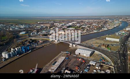 Februar 2024. Great Yarmouth, Norfolk. Die neue Herring Bridge von Yarmouth, ein Name, der von der Bevölkerung gewählt wurde, um das Fischererbe der Stadt zu ehren, öffnet sich zum ersten Mal für den Verkehr und Fußgänger. Die Hörner klangen als Classic Cars, ein Straßenzug am Meer, LKW, Rettungsfahrzeuge, ein First Bus Doppeldecker und andere Fahrzeuge wurden von Fußgängern, einschließlich lokalen Schulkindern und Lauf- und Radclubs begleitet. Der Brückenbau wurde von BAM UK & Ireland Farrans Construction geliefert. Stockfoto