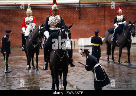 Mitglieder der Life Guards und der Blues und Royals von der Household Cavalry werden während der Beurteilung des Princess Elizabeth Cup, des jährlichen Pokals der besten ausgestellten Soldaten, in den Hyde Park Barracks in London inspiziert. Im Mai treffen die Gewinner auf König Karl III. Bei der Royal Windsor Horse Show, bei der der Gesamtsieger den Pokal erhält. Bilddatum: Freitag, 1. März 2024. Stockfoto