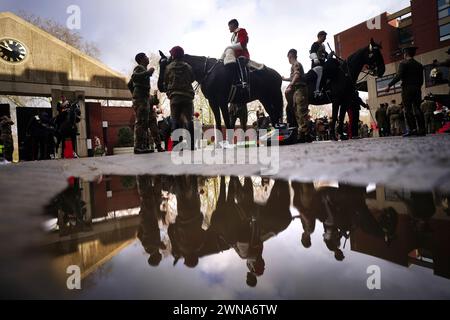 Mitglieder der Life Guards und der Blues und Royals von der Household Cavalry treffen ihre letzten Vorbereitungen vor der Würdigung des Princess Elizabeth Cup, des jährlichen Pokals für die besten ausgestellten Soldaten, in den Hyde Park Barracks in London. Im Mai treffen die Gewinner auf König Karl III. Bei der Royal Windsor Horse Show, bei der der Gesamtsieger den Pokal erhält. Bilddatum: Freitag, 1. März 2024. Stockfoto