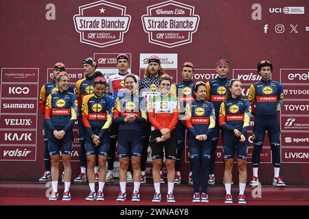 Siena, Italien. März 2024. Lidl-Trek-Fahrer, die während der Teampräsentationen vor dem eintägigen Radrennen „Strade Bianche“ von und nach Siena, Italien, am Freitag, den 1. März 2024, abgebildet wurden. BELGA FOTO DIRK WAEM Credit: Belga News Agency/Alamy Live News Stockfoto