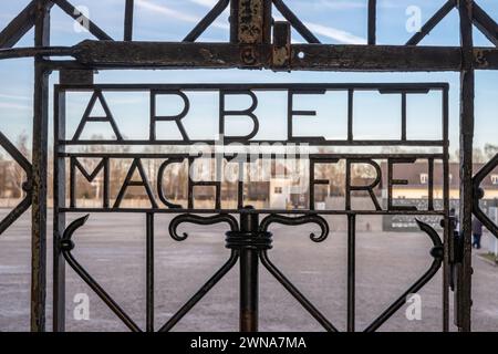 Die Arbeit IN DACHAU, DEUTSCHLAND, setzt Sie frei auf die Tore des Konzentrationslagers Dachau. Stockfoto