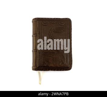 Notizblock aus dunkelbraunem Echtlederbezug auf weißem Hintergrund Stockfoto