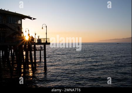SANTA MONICA, KALIFORNIEN, USA: Am weltberühmten Santa Monica Pier in Santa Monica, Kalifornien, untergeht die Sonne über dem Pazifik. Stockfoto