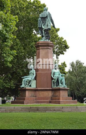 Budapest, Ungarn - 13. Juli 2015: Bronzestatue des Grafen Istvan Szechenyi berühmtes ungarisches Wahrzeichen auf dem Hauptstadtplatz. Stockfoto