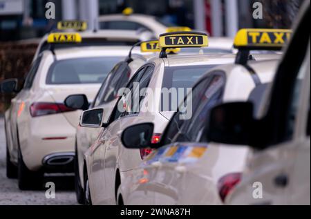 München, Deutschland. März 2024. Taxis stehen vor der Messe in München und warten auf Passagiere. Quelle: Sven Hoppe/dpa/Alamy Live News Stockfoto