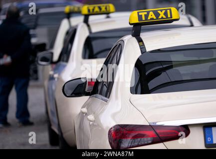 München, Deutschland. März 2024. Taxis stehen vor der Messe in München und warten auf Passagiere. Quelle: Sven Hoppe/dpa/Alamy Live News Stockfoto