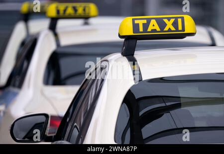 München, Deutschland. März 2024. Taxis stehen vor der Messe in München und warten auf Passagiere. Quelle: Sven Hoppe/dpa/Alamy Live News Stockfoto