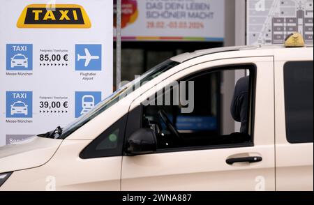 München, Deutschland. März 2024. Taxis stehen vor der Messe in München und warten auf Passagiere. Quelle: Sven Hoppe/dpa/Alamy Live News Stockfoto