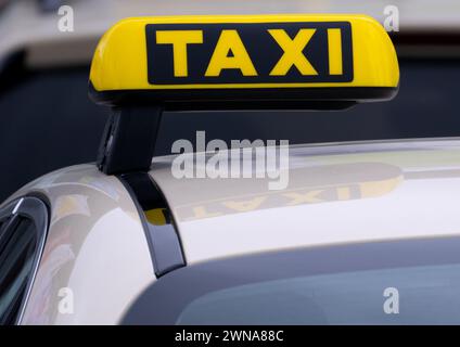 München, Deutschland. März 2024. Taxis stehen vor der Messe in München und warten auf Passagiere. Quelle: Sven Hoppe/dpa/Alamy Live News Stockfoto