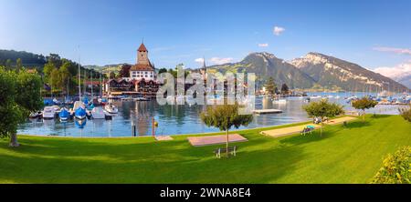 Panorama mit Spiezkirche und Schloss am Thunersee im Schweizer Kanton Bern, Spiez, Schweiz. Stockfoto