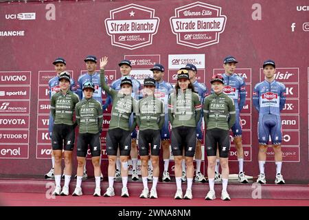 Siena, Italien. März 2024. Alpecin-Deceuninck Fahrer, die während der Teampräsentationen vor dem eintägigen Radrennen „Strade Bianche“ von und nach Siena, Italien, am Freitag, den 1. März 2024, abgebildet wurden. BELGA FOTO DIRK WAEM Credit: Belga News Agency/Alamy Live News Stockfoto