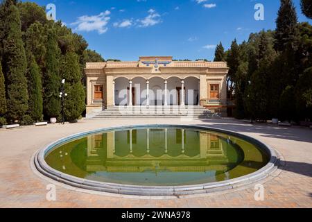 Fassade des zoroastrischen Feuertempels in Yazd, der das heilige Atash Bahram („siegreiches Feuer“) aus dem Jahr 470 n. Chr. beherbergt. Yazd, Iran. Stockfoto