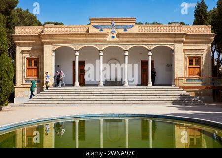 Fassade des zoroastrischen Feuertempels in Yazd, der das heilige Atash Bahram („siegreiches Feuer“) aus dem Jahr 470 n. Chr. beherbergt. Yazd, Iran. Stockfoto