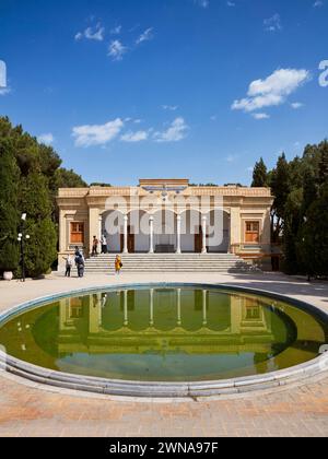 Fassade des zoroastrischen Feuertempels in Yazd, der das heilige Atash Bahram („siegreiches Feuer“) aus dem Jahr 470 n. Chr. beherbergt. Yazd, Iran. Stockfoto