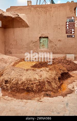 Eine Mischung aus roher lehmziegel (eine Mischung aus Erde, die mit Wasser, Stroh und Mist gemischt wird), die zum Verputzen von Wänden in der historischen Altstadt von Yazd, Iran, hergestellt wurde. Stockfoto