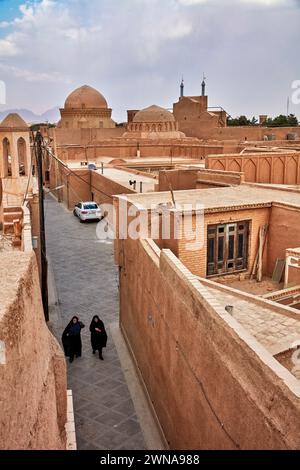 Blick von der Dachterrasse auf traditionelle lehmziegelgebäude im historischen Viertel Fahadan in Yazd, Iran. Stockfoto