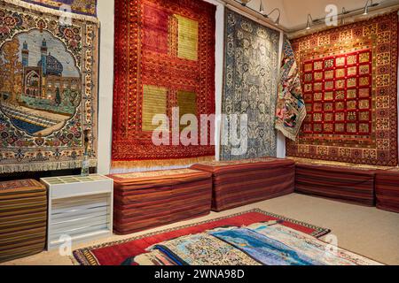 Farbenfrohe Auswahl an handgefertigten persischen Teppichen im Fazeli Carpet Shop. Yazd, Iran. Stockfoto