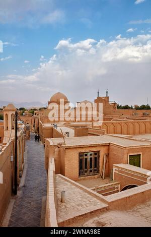 Blick von der Dachterrasse auf traditionelle lehmziegelgebäude im historischen Viertel Fahadan in Yazd, Iran. Stockfoto