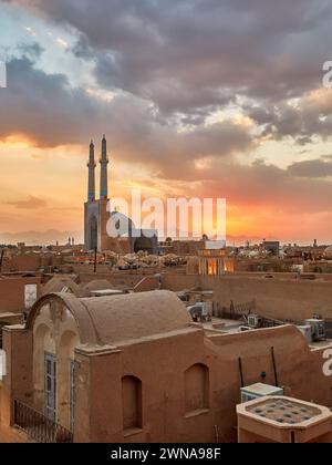 Blick von der Dachterrasse auf alte adobe-Gebäude im historischen Viertel Fahadan bei Sonnenuntergang. Yazd, Iran. Stockfoto