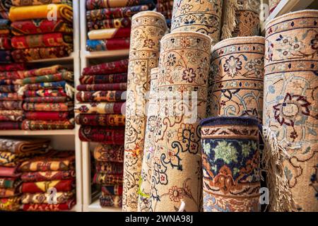 Farbenfrohe Auswahl an handgefertigten persischen Teppichen im Fazeli Carpet Shop. Yazd, Iran. Stockfoto