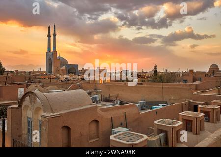 Blick von der Dachterrasse auf alte adobe-Gebäude im historischen Viertel Fahadan bei Sonnenuntergang. Yazd, Iran. Stockfoto