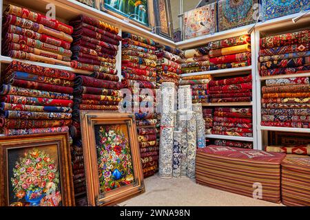 Farbenfrohe Auswahl an handgefertigten persischen Teppichen im Fazeli Carpet Shop. Yazd, Iran. Stockfoto