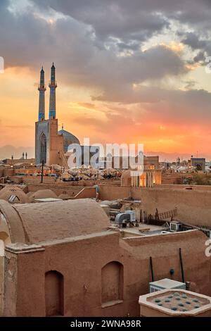 Blick von der Dachterrasse auf alte adobe-Gebäude im historischen Viertel Fahadan bei Sonnenuntergang. Yazd, Iran. Stockfoto