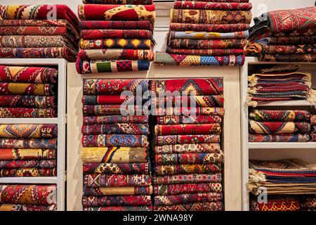 Farbenfrohe Auswahl an handgefertigten persischen Teppichen im Fazeli Carpet Shop. Yazd, Iran. Stockfoto