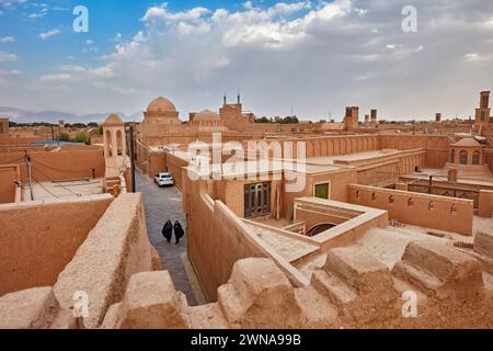 Blick von der Dachterrasse auf traditionelle lehmziegelgebäude im historischen Viertel Fahadan in Yazd, Iran. Stockfoto