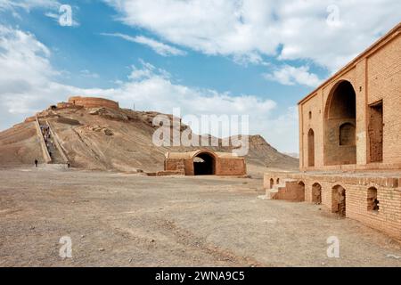 Blick auf den Turm der Stille und das alte Khayleh (Kheyla), Gebäude für die Angehörigen der Verstorbenen, um während der zoroastrischen Begräbniszeremonie auszuruhen. Yazd, Iran. Stockfoto